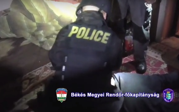 Ágyneműtartóba bújt a rendőrök elől a zsaroló - VIDEÓ