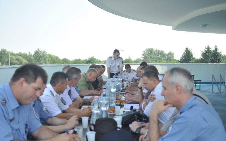 Bizottsági ülés a Tisza-tónál