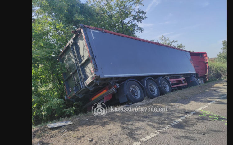  Kamionnal ütközött egy autó Tiszaföldvárnál