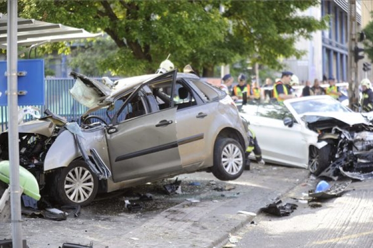 Buszmegállóba csapódott egy autó Budapesten - egy ember meghalt, többen megsérültek 