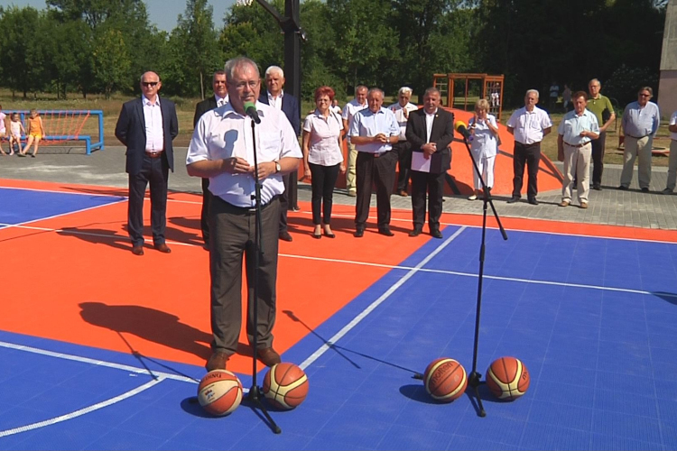 Új kosárlabda pályát adtak át Karcagon