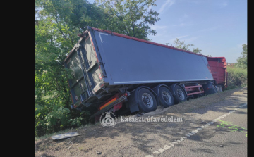  Kamionnal ütközött egy autó Tiszaföldvárnál