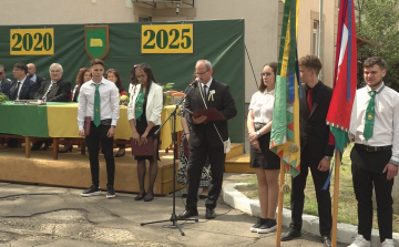 HINTÓVAL ÉS ERŐGÉPEKKEL BALLAGTAK
