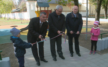 Megújult két játszótér is