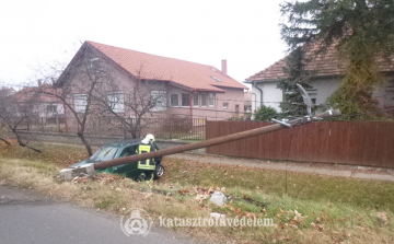 Villanyoszlopnak ütközött egy autó Jászberényben