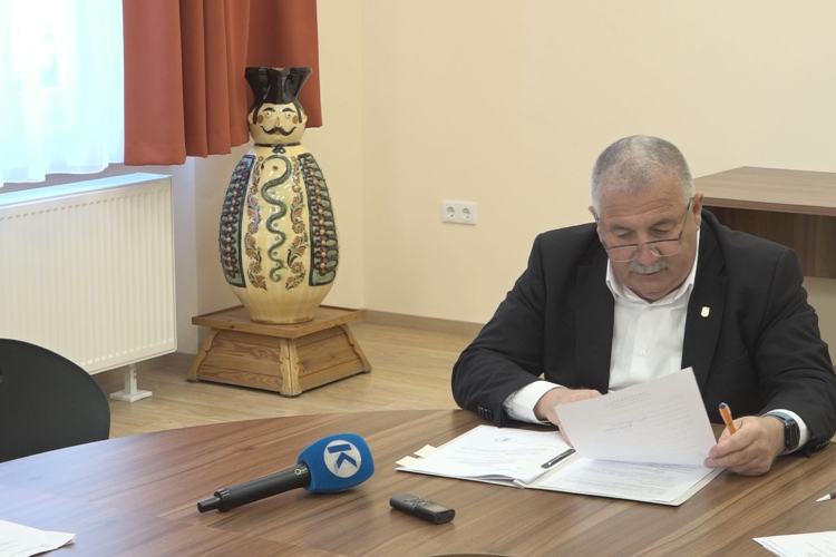 ÜLÉSEZETT A KÉPVISELŐ-TESTÜLET