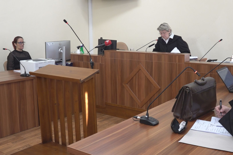 RENDŐRÖKET FENYEGETTEK KUNMADARASON