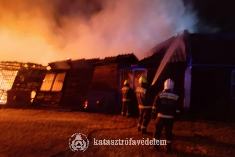 Leégett egy faház Szolnokon