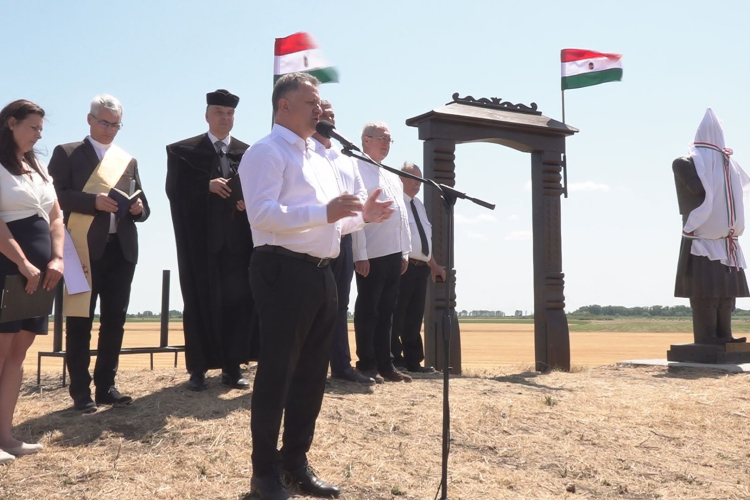 FELAVATTÁK KÖTÖNY VEZÉR SZOBRÁT