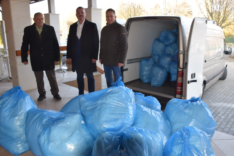 Útnak indult a karcagi gazdák adománya