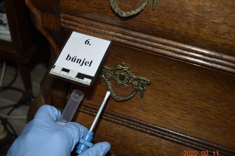 HÁTRAHAGYTA CIPŐJÉT