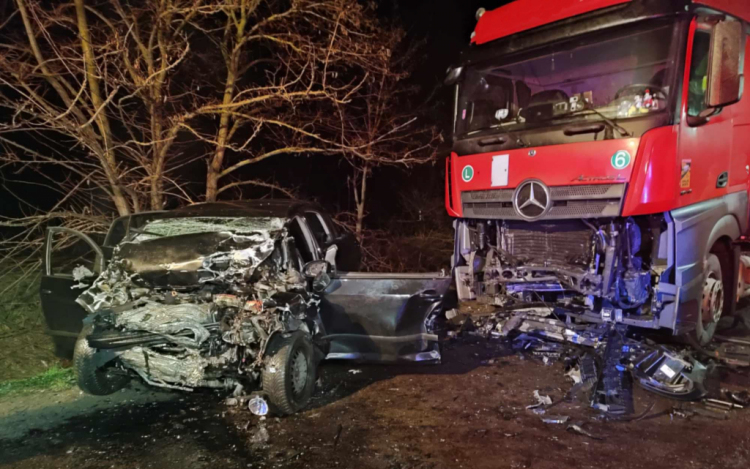 Kamionnal ütközött egy autó Tiszaföldvárnál