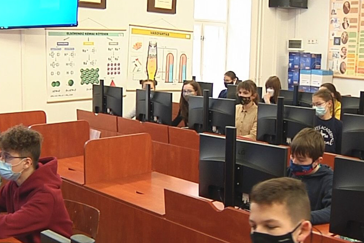 Digitális oktatásra állnak át a karcagi sulik is