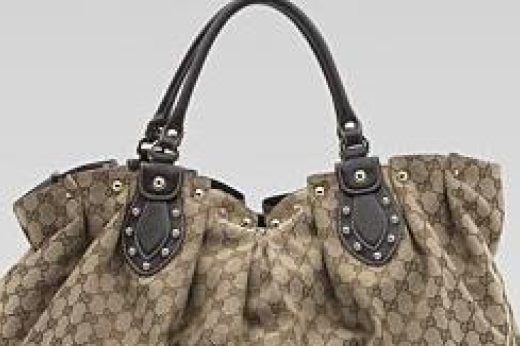 Nincs az a válság, ami legyűrné a női táskát