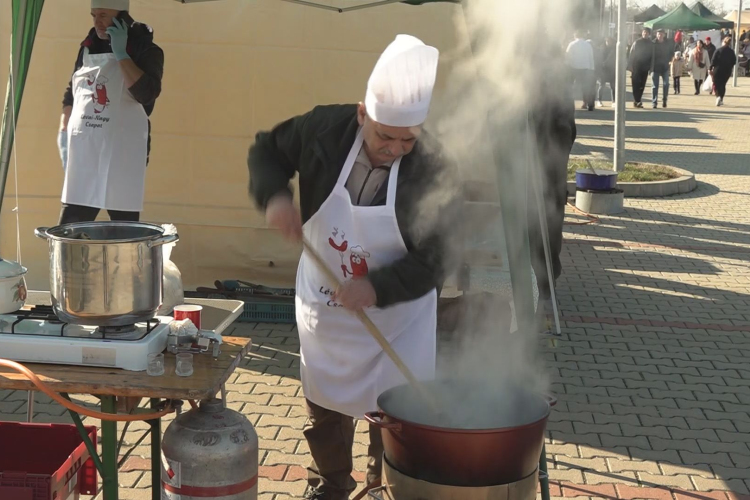 DISZNÓ GASZTRÓ-KARCAGI KOLBÁSZÍZESÍTŐ ÉS TOROSKÁPOSZTA-FŐZŐ VERSENY