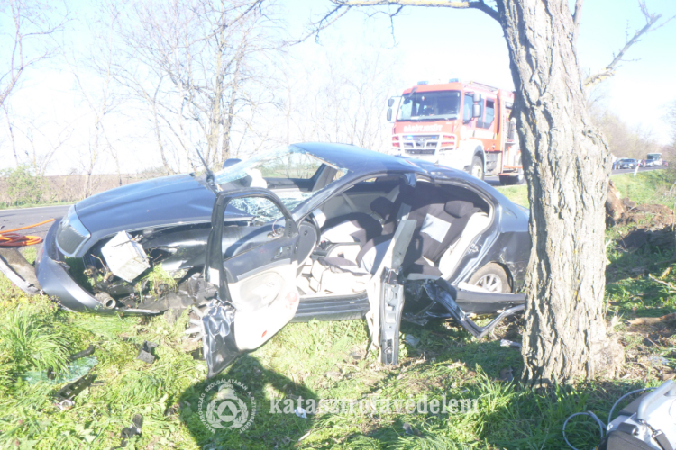  Árokba csapódott egy autó Jászberénynél
