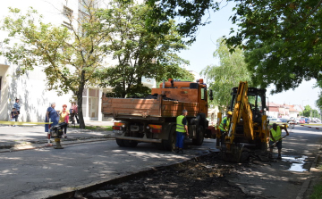 Megkezdték a beszakadt karcagi út helyreállítását