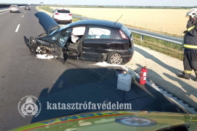 Szalagkorlátnak ütközött egy autó az M4-esen