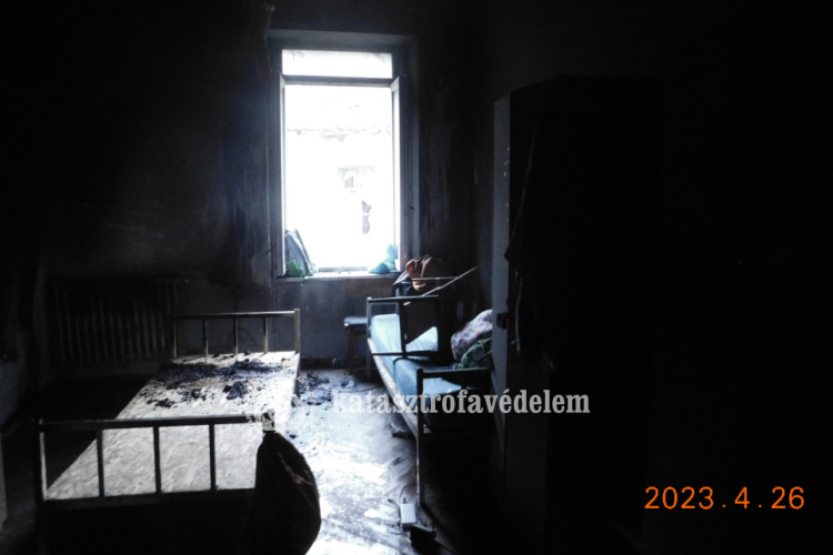  A töltő gyulladt ki egy karcagi kollégiumi szobában