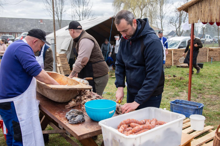 250 méteres kolbász, toroskáposzta, pecsenye, muzsikaszó, pálinka