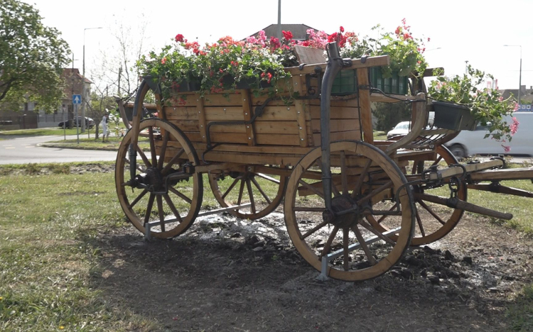 SZEKÉRREL DÍSZÍTETTÉK A KÖRFORGALMAT