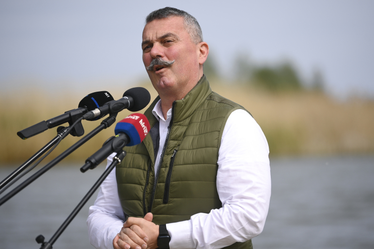 Kerékpáros kompokat adtak át a Tisza-tó melletti Tiszaderzsen