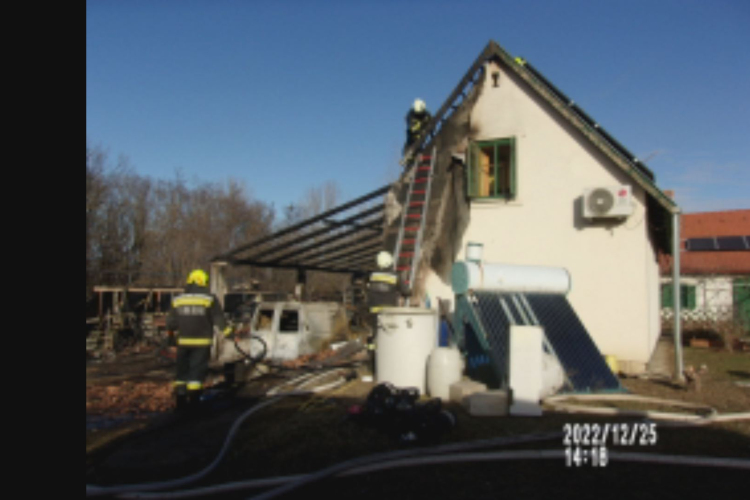 Melléképület lángolt Tiszakürtnél