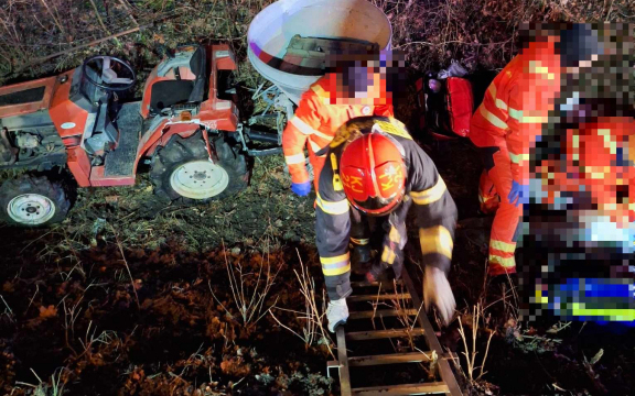  Árokba borult egy kistraktor Kisújszállásnál