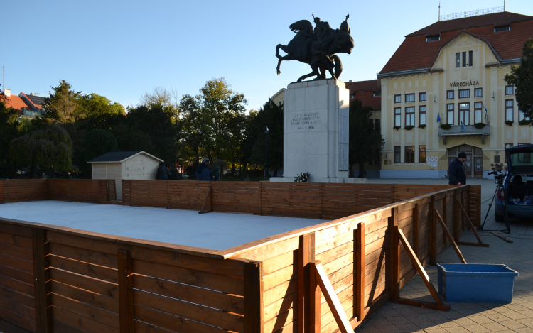 Épül a korcsolyapálya a Kossuth téren