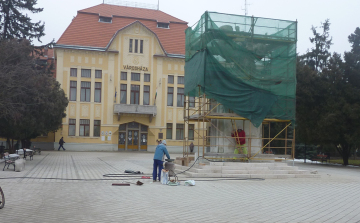 Megkezdődött Kossuth téren található I. Világháborús emlékmű felújítása