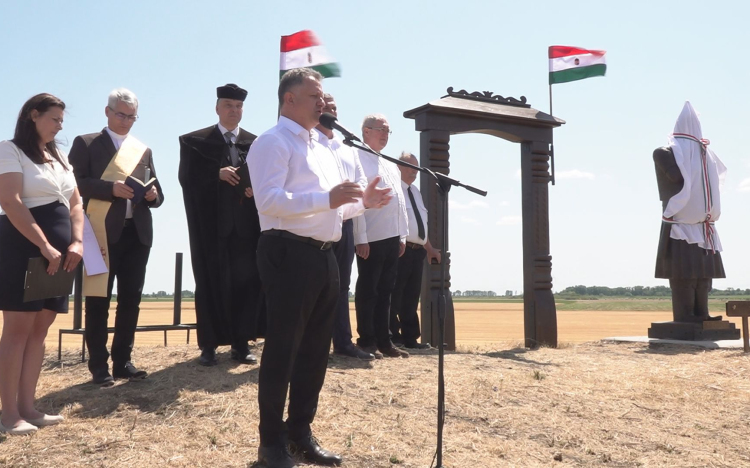 FELAVATTÁK KÖTÖNY VEZÉR SZOBRÁT
