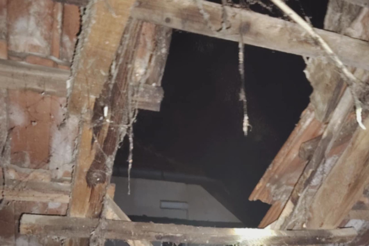 HATALMAS ROBAJJAL DŐLT LE A KÉMÉNY