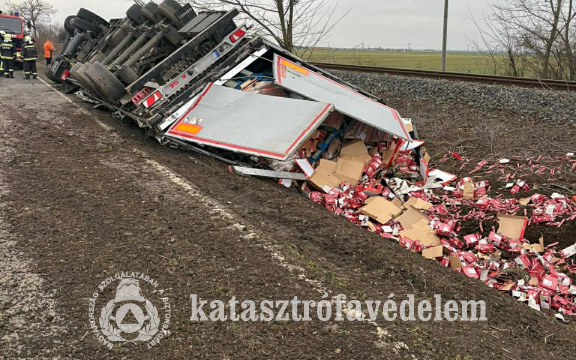  Felborult egy kamion Kunszentmártonnál
