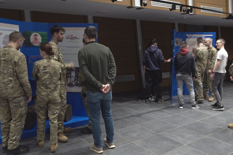 LENYŰGÖZTE A DIÁKOKAT A TENGERÉSZETI KIÁLLÍTÁS