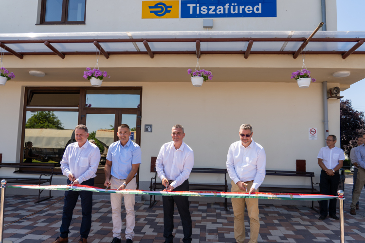  Megszépült a tiszafüredi vasútállomás és környezete