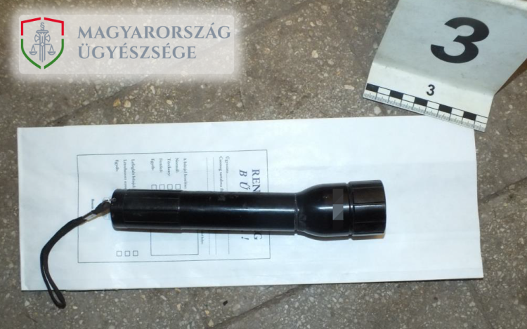 A mai napig letartóztatásban a fejszével és bozótvágóval fenyegetőző rabló