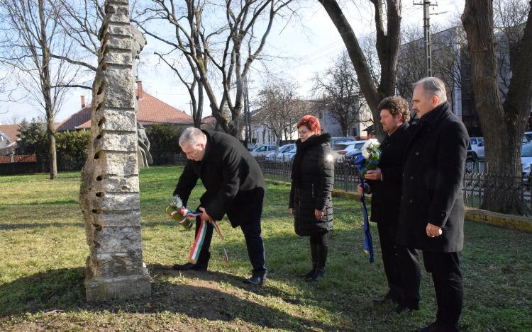 Koszorúzás Mándoky Kongur István szobránál