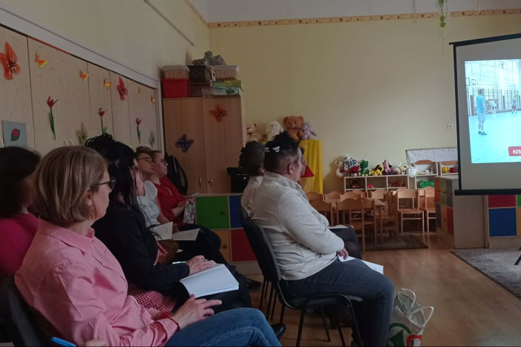 ELŐADÁS AZ „OKOSTESIRŐL”