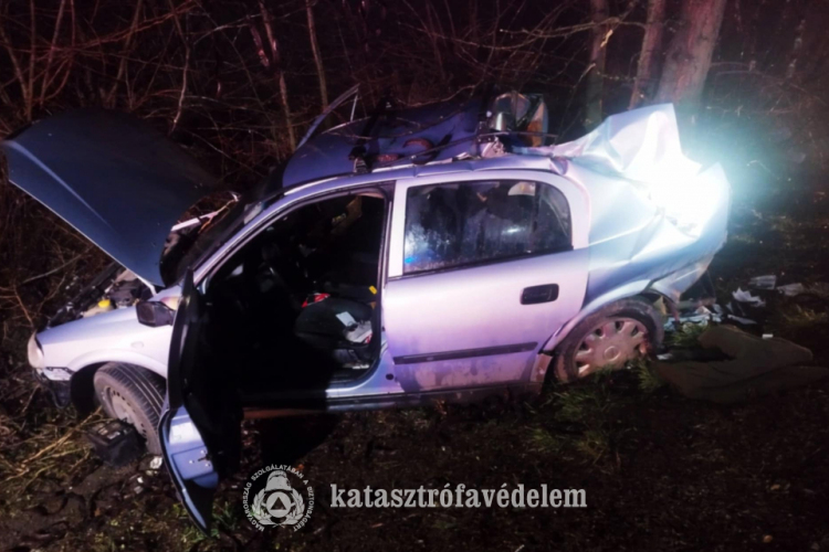 Fának csapódott egy autó Kunmadarasnál
