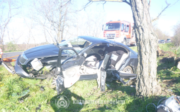  Árokba csapódott egy autó Jászberénynél