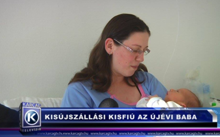 KISÚJSZÁLLÁSI KISFIÚ A KÁTAI GÁBOR KÓRHÁZBAN SZÜLETETT ÚJÉVI BABA