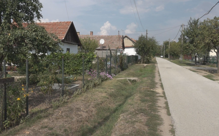 SEGÍTSÉGET KÉRT, MAJD RÁTÁMADT A KIÉRKEZŐ MENTŐSÖKRE