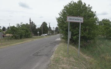 SNICCERREL TÁMADT A ZAVART NŐ JÁSZLADÁNYBAN