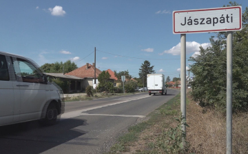 ASZFALTDARABOKKAL DOBÁLTA MEG AZ AUTÓT