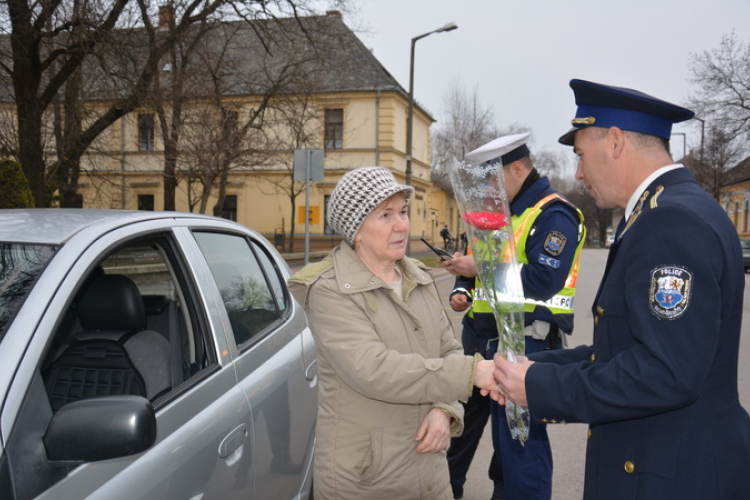 Virágot adott a kapitány