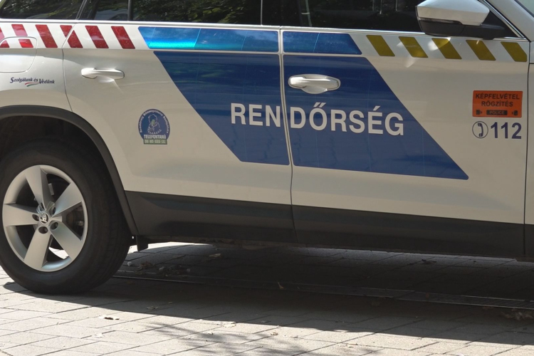 AZ ABLAKON KERESZTÜL SURRANT BE A BETÖRŐ