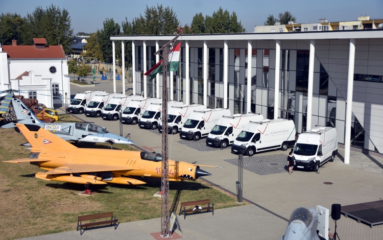 Tíz új kormányablakbuszt adtak át
