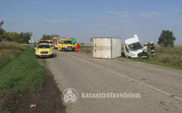 Kisteherautó és személygépkocsi ütközött Mezőhéknél