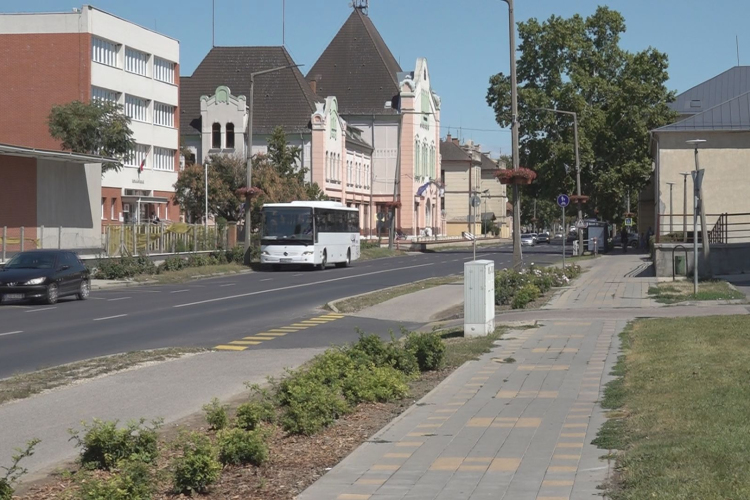 AUTÓJA ABLAKÁHOZ SZORÍTOTTA ISMERŐSÉT, MAJD ELINDULT