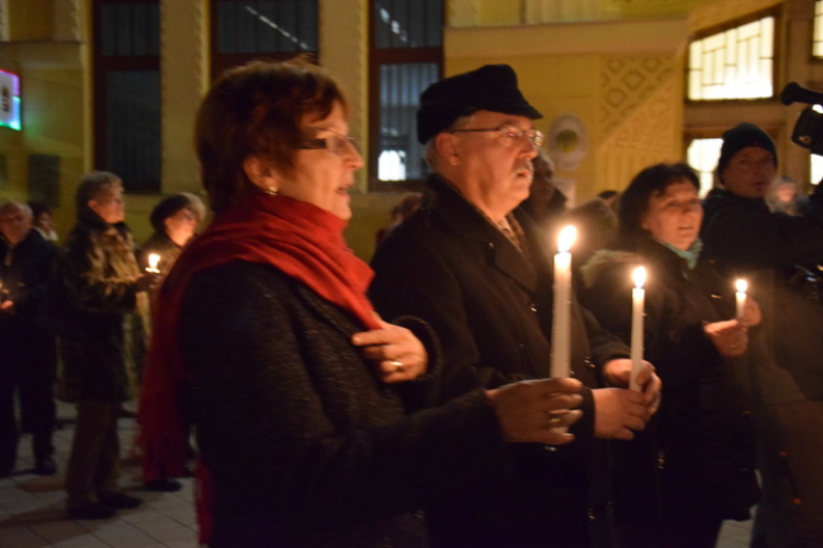 Meggyújtották az első adventi gyertyát